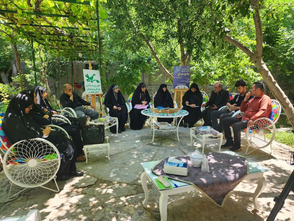 کارگاه خاطره‌گزینی خانم دباغ با حضور حکیمه دباغ ،دختر ایشان برگزار شد.